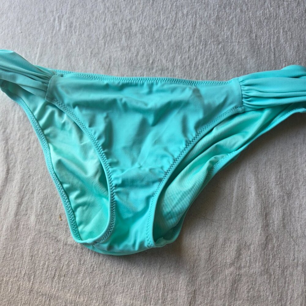 2 Pairs of bikini bottoms. XS - Picture 7 of 7